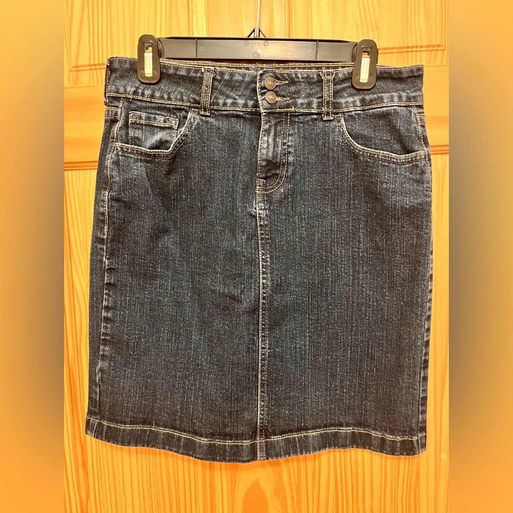 Old Navy Dark Blue Denim Skirt, Women's Size 8, 5-Pocket, Back Slit